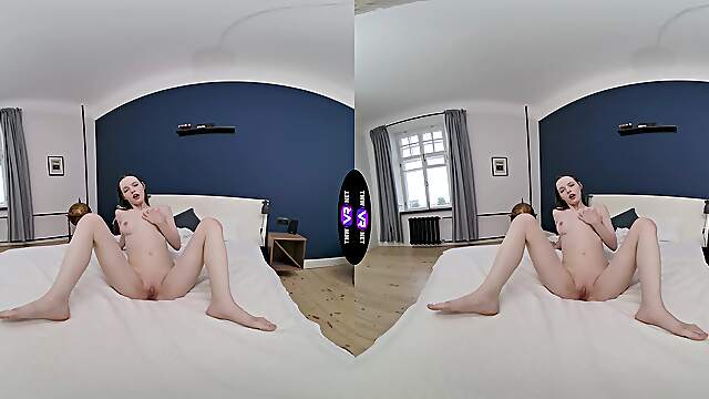 Teen Dakota Doll’s Shaven Peach In VR