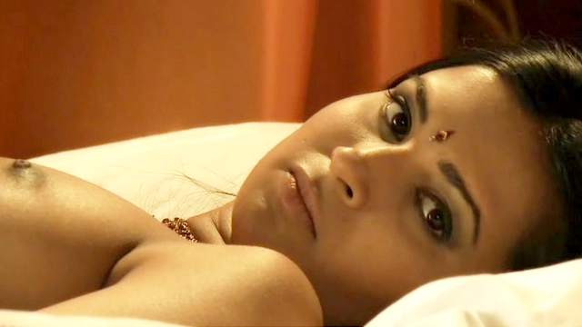 Erotic Indian Beauty Is Posing Totally Naked
