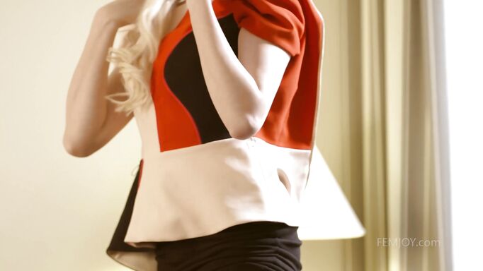 Seductive Hottie Is Showing Her Erotic Body!